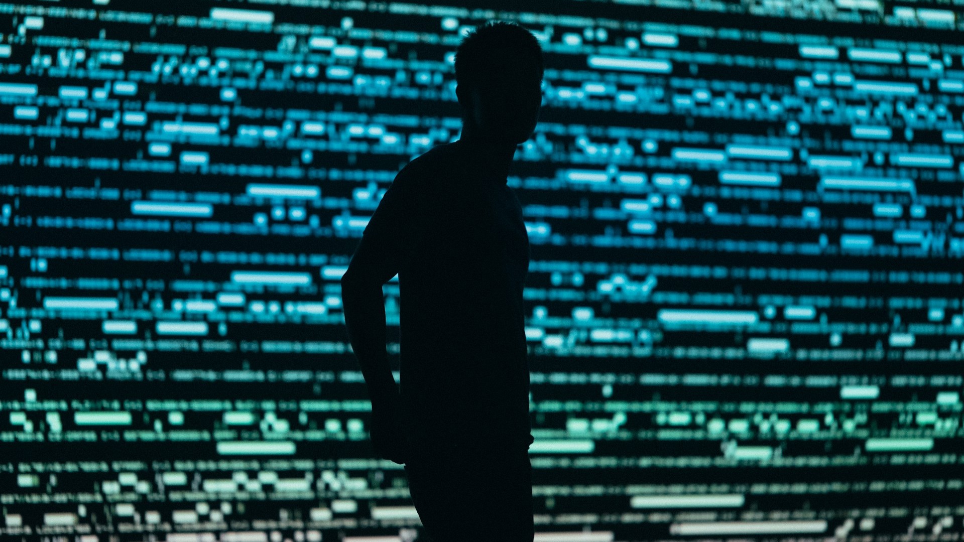 Silhouet van persoon voor digitale code illustreert online anonimiteit en onzichtbare online identiteit