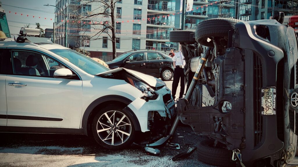 Botsing tussen twee auto’s in de stad met schade en betrokkenen na schuld vaststellen ongeval