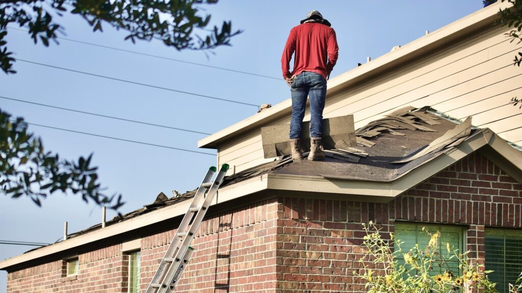 Dakrenovatie woningwaarde met dakdekker die nieuw dakmateriaal plaatst op woning