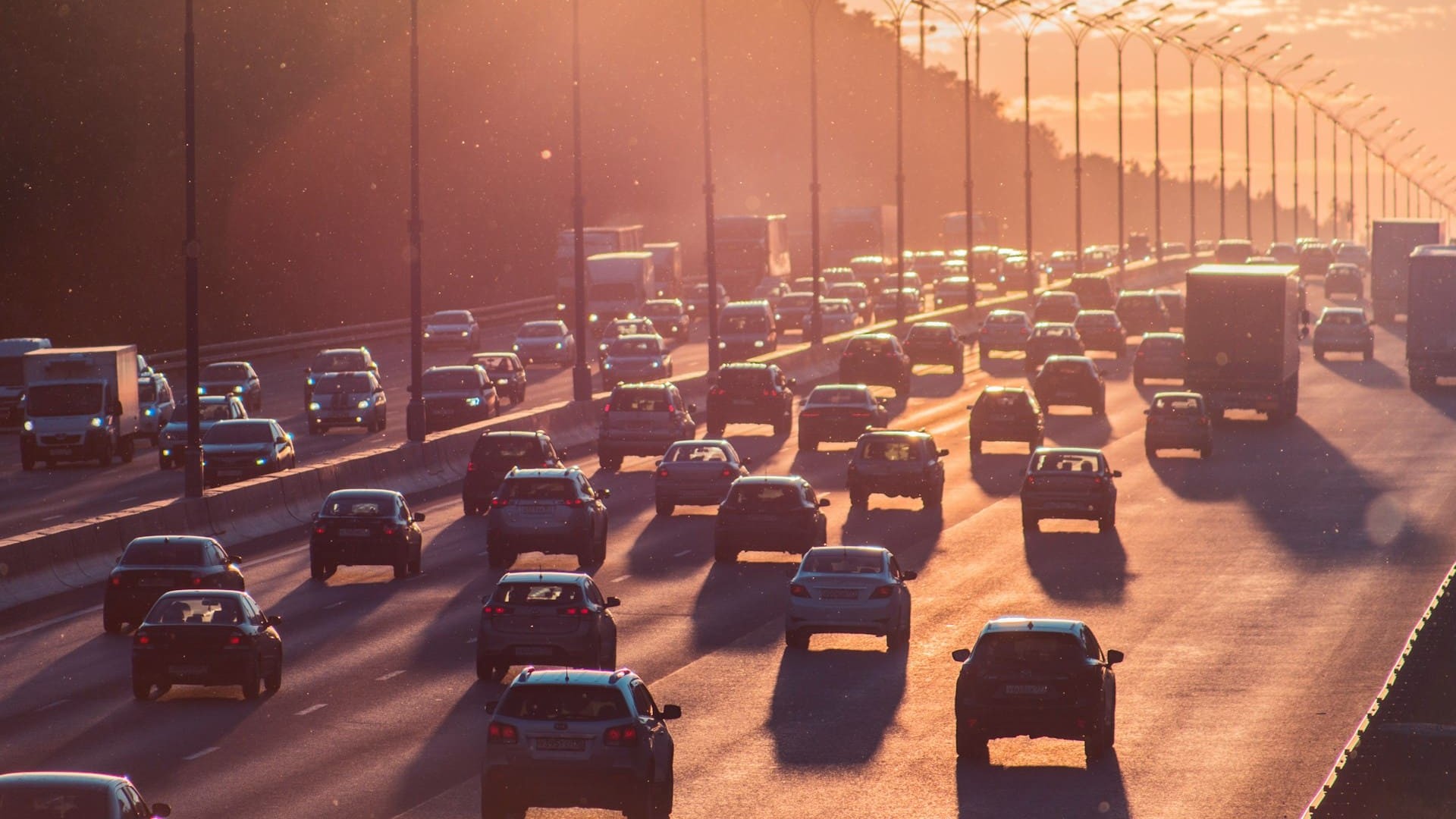 Drukke snelweg bij zonsondergang met veel verkeer, illustratie van verkeersregels Europa en verkeersdrukte