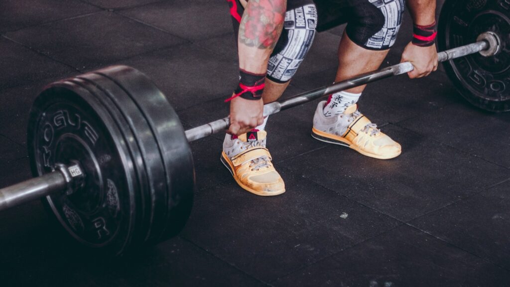 Krachttraining balans verbeteren met deadlift oefening en zware halter in sportschool