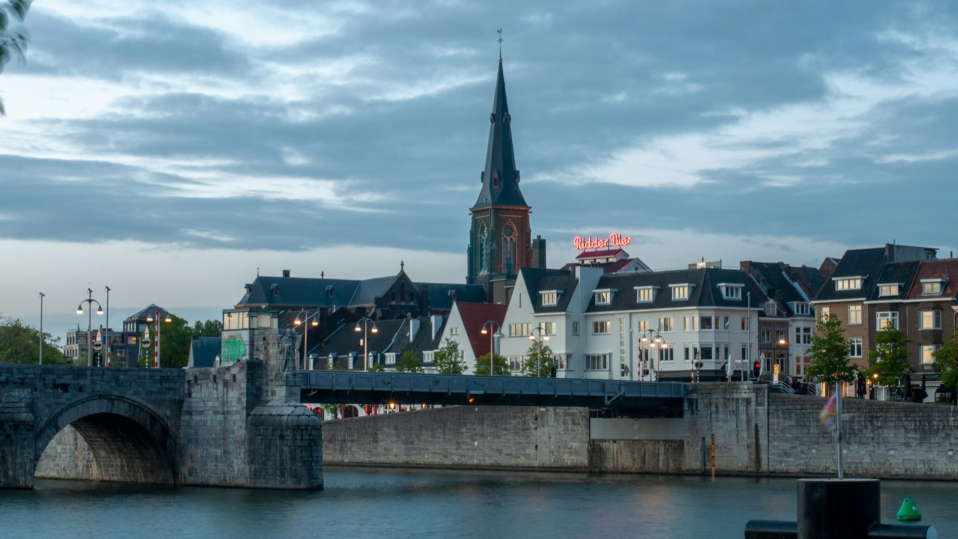 Lokale makelaar Maastricht bij verkoop van woning met uitzicht op de Maas en historische binnenstad