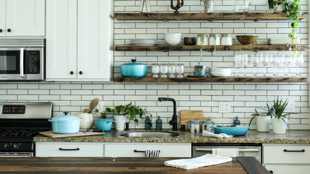Gezellige multifunctionele keuken met open houten planken en blauw kookgerei