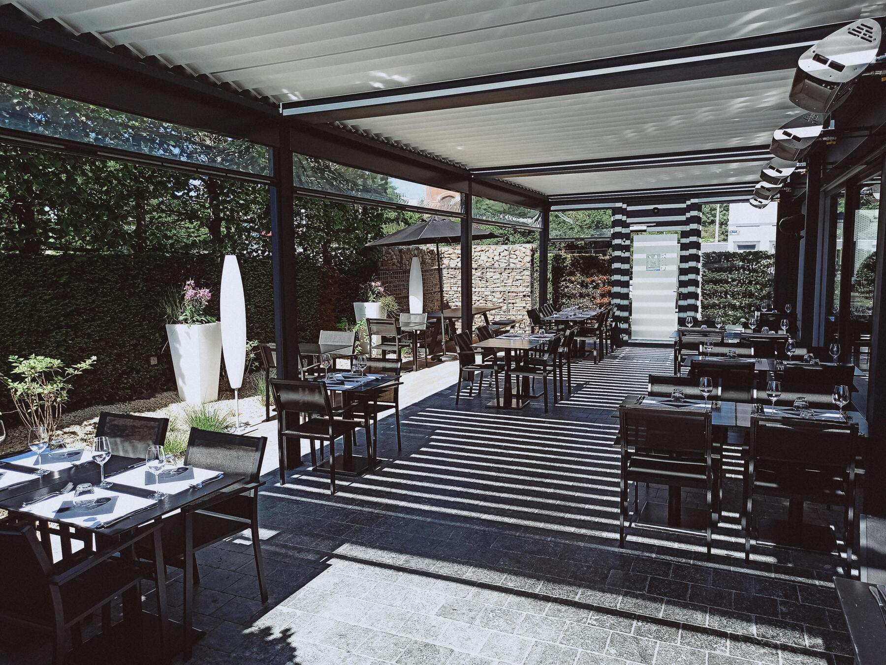 Moderne woonkamer met grote ramen en uitzicht op terras en tuin