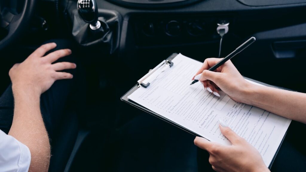 Rijinstructeur noteert voortgang tijdens autorijles, invloed op prijs rijlessen en begeleiding