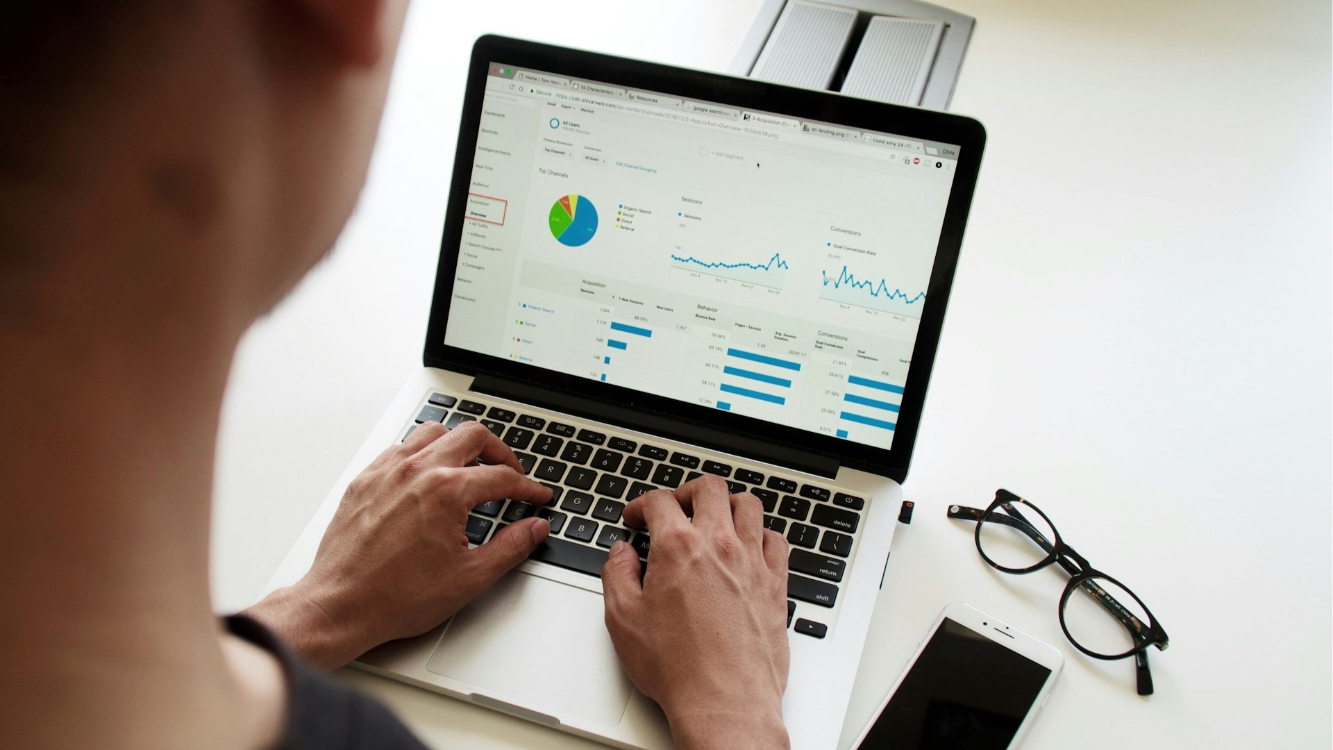 Zoekmachine optimalisatie specialist analyseert websiteprestaties en verkeer in Google Analytics dashboard
