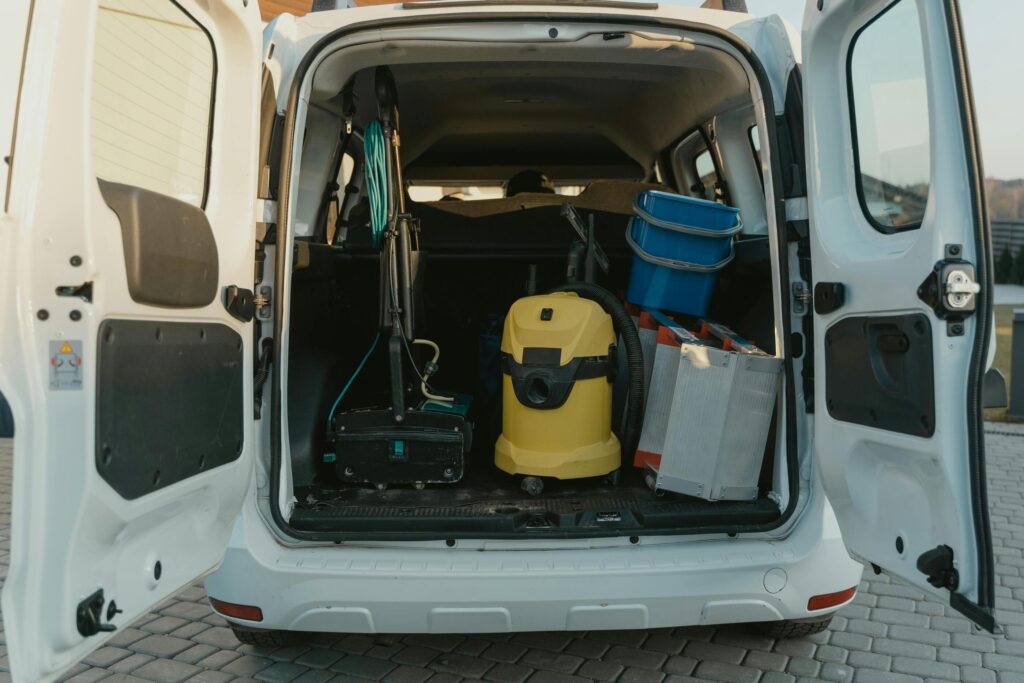stofzuiger en andere schoonmaak spullen in kofferbak