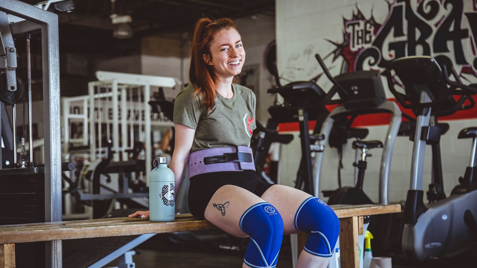 Vrouw rust in sportschool na krachttraining balans verbeteren met focus op stabiliteit en herstel
